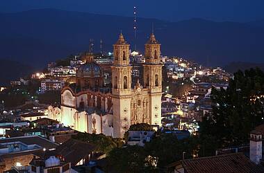 Erleuchtete Kathedrale Santa Prisca in Taxco