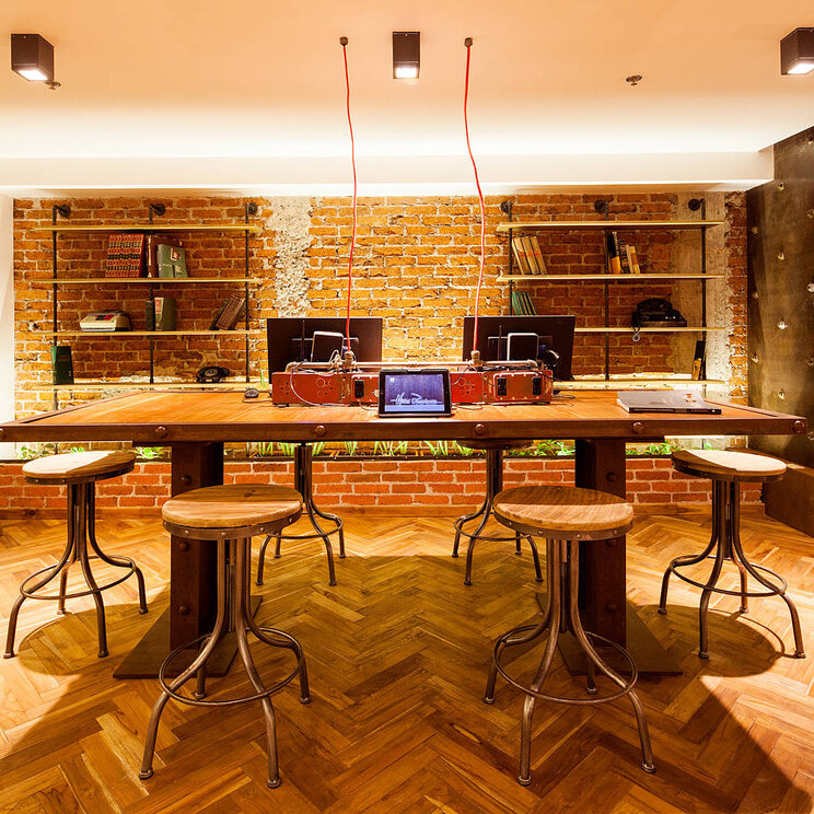 Arbeitsbereich im Hotel Presidente in San José, Costa Rica, mit modernen Tischen, Stühlen und Computern.