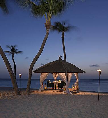 Romantisches Dinner am Strand, ausgerichtet vom Hotel Aruba Bucuti & Tara Beach Resorts, Aruba