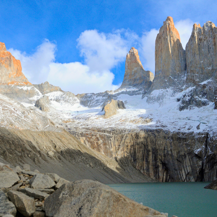 Torres del Paine Nationalpark mit den markanten Granitspitzen der Torres, schneebedeckten Bergen und türkisfarbenem Gletschersee in Patagonien.