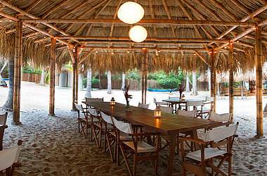 Bambus-Restaurant am Strand im Hotel Gitana Del Mar Boutique Beach Resort, Karibikküste von Buritaca