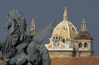 Geflügelte Pferde-Skulpturen vor der Kuppelkirche von San Pedro Cartagena