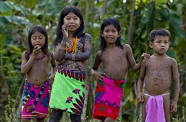 Kinder der Embera-Indigenen in Mogue, Panama