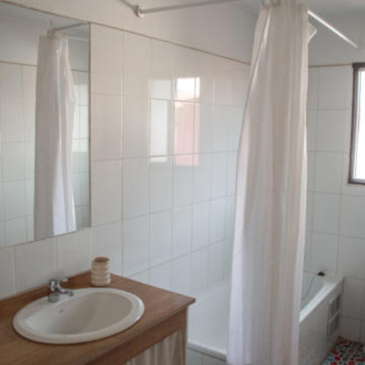 Badezimmer mit Wanne im Eco-Hostal Tambo Verde in Santiago
