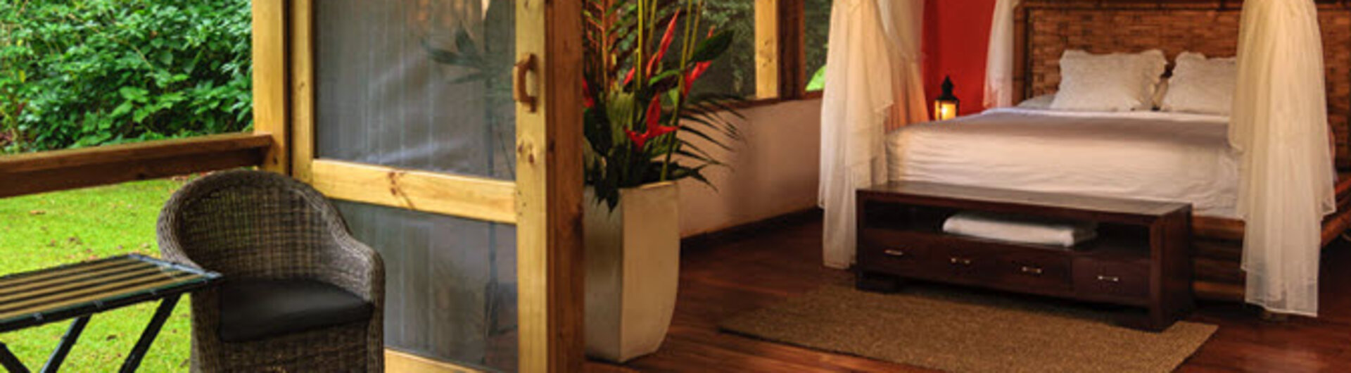 River Suite der Pacuare Lodge, Costa Rica, umgeben von üppigem Dschungel.