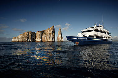 Spektakuläre Kulisse mit der Yacht MV Galapagos Sky auf Galapagos Kreuzfahrt, Ecuador