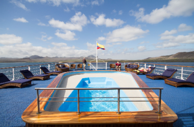 Pool auf dem Oberdeck des Expeditionsschiffs Galapagos Legend, Kreuzfahrten Ecuador