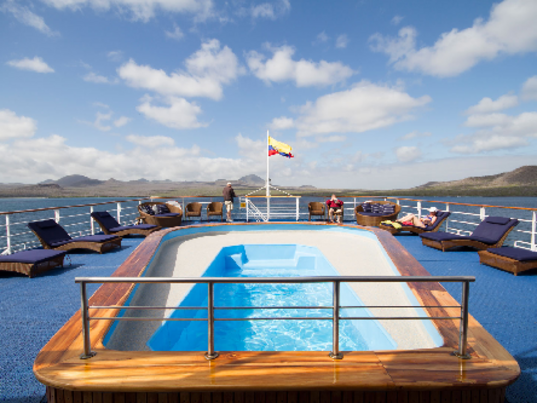 Pool auf dem Oberdeck des Expeditionsschiffs Galapagos Legend, Kreuzfahrten Ecuador