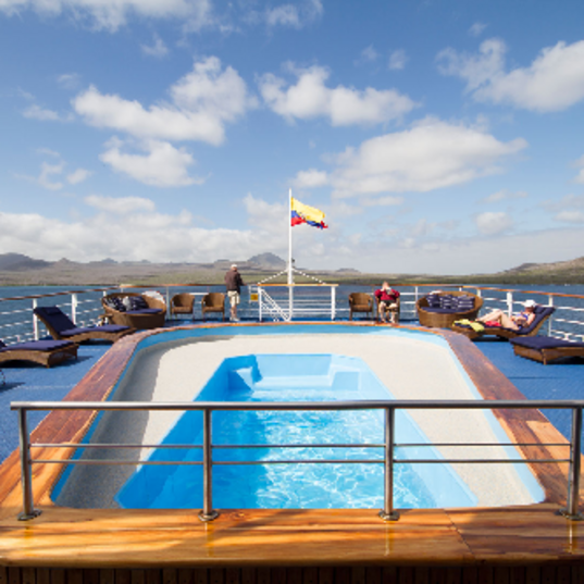 Pool auf dem Oberdeck des Expeditionsschiffs Galapagos Legend, Kreuzfahrten Ecuador