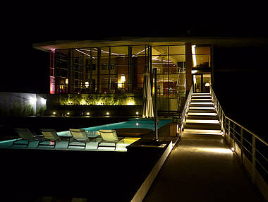 Das moderne Casa Uco Wine Hotel bei Nacht, Mendoza