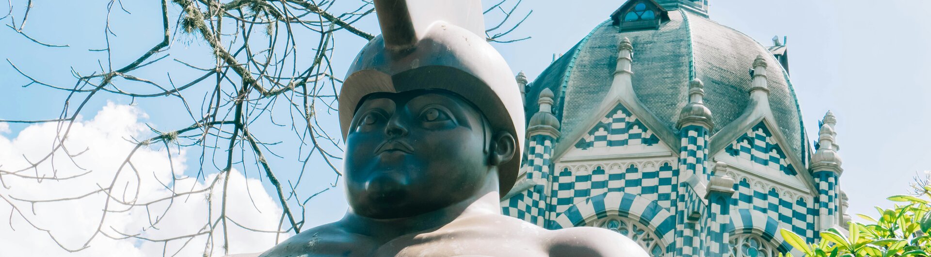 Bronze-Statue von Fernando Botero vor dem Palacio de la Cultura in Medellín, Kolumbien.