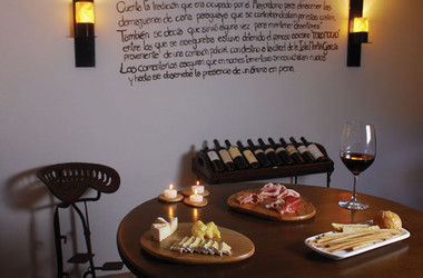 Tisch mit Delikatessen in der Puerto Valle Lodge