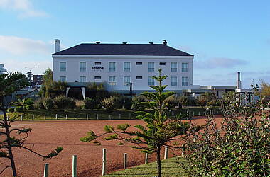 Von weitem sichtbar: das Serena Hotel am Strand von Punta del Este, Uruguay