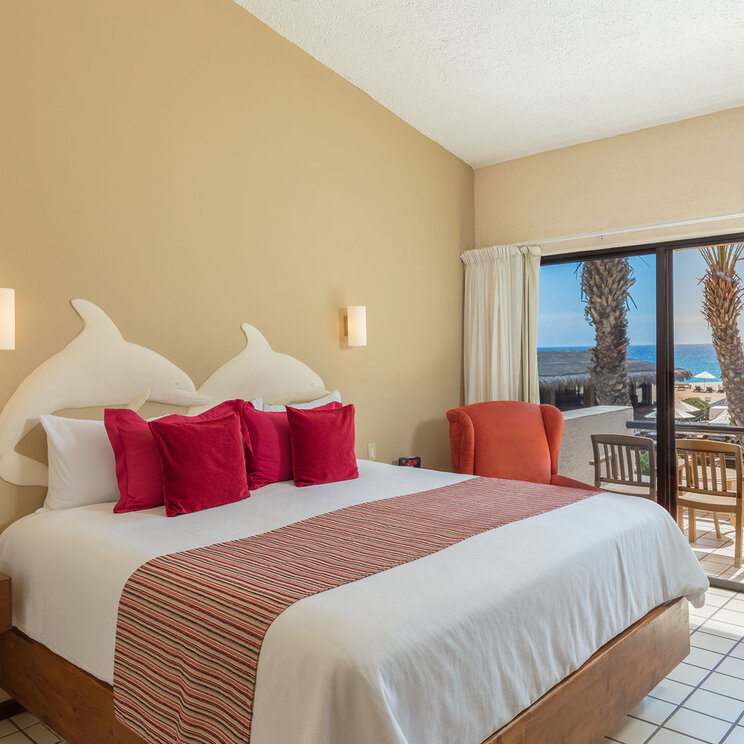 Schlafzimmer einer Suite im Solmar Resort mit Balkon und Meerblick in Cabo San Lucas auf der Baja California in Mexiko.