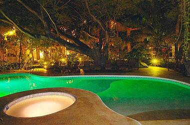 Pool des Hotels Bosque del Mar bei Nacht