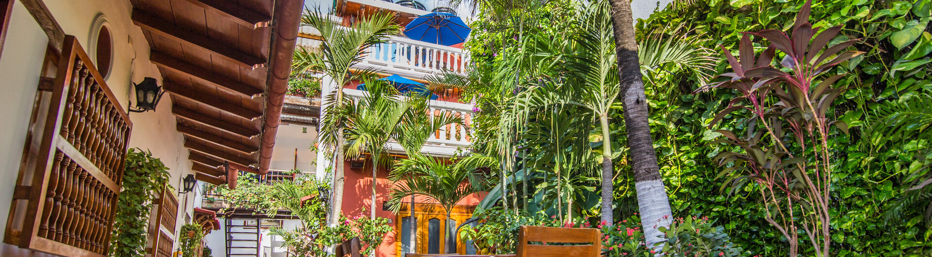 Kolonialer Innenhof mit kleinem Pool, tropischen Pflanzen und Liegestuehlen im Hotel 3 Banderas in Cartagena.