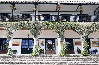Eingangsbereich und begrünte Fassade mit Balkonen im Hotel Duruelo in VIlla de Leyva