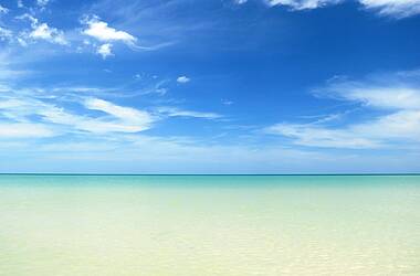 Karibischer Strand mit blauem Himmel Holbox