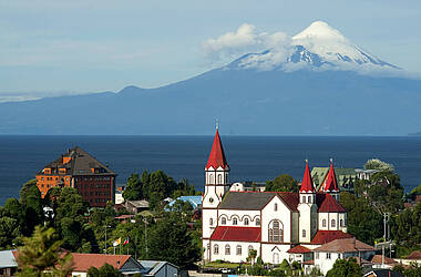 Puerto Varas mit Llanquihue-See und Vulkan Osorno