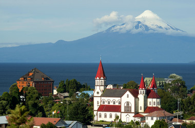 Puerto Varas mit Llanquihue-See und Vulkan Osorno