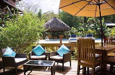 Terrasse und Pool des The Hummingbird Hotels in Bocas del Toro, Panama