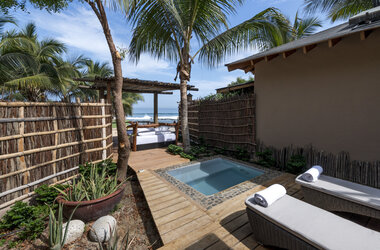 Terrasse mit Tauchbecken, Sonnenliegen und Meerblick in Mancora, Peru.