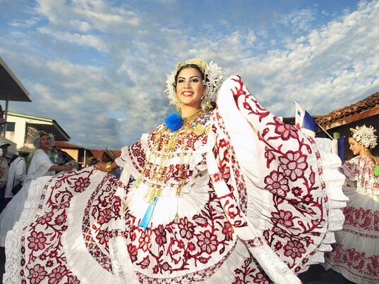 Frau in Pollera-Kleid Panama