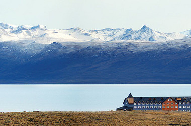 Hotel Alto Calafate am Lago Argentino mit verschneiter Bergkette im Hintergrund