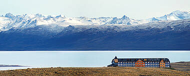 Hotel Alto Calafate am Lago Argentino mit verschneiter Bergkette im Hintergrund