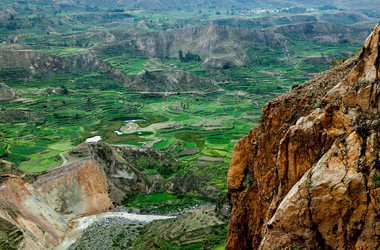 Blick auf das grüne Tal des Colca Canyons in Peru