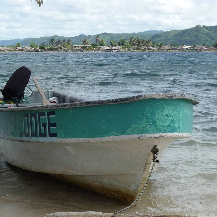 Motorboot am Strand von San Blas, Panama