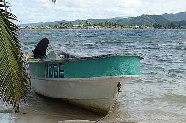 Motorboot am Strand von San Blas, Panama