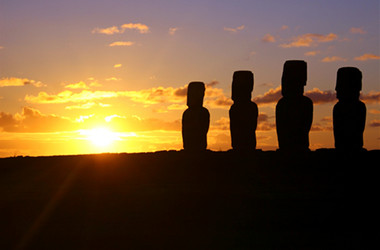 Moai in der Dämmerung
