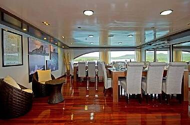 Speiseraum auf der Ocean Spray Galapagos Luxury Cruise, Ecuador