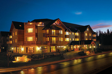 Hotel Kosten Aike mit leuchtenden Fenstern unter Abendhimmel