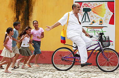 Kolumbien-Rundreisen: Mann auf Fahrrad und Kinder