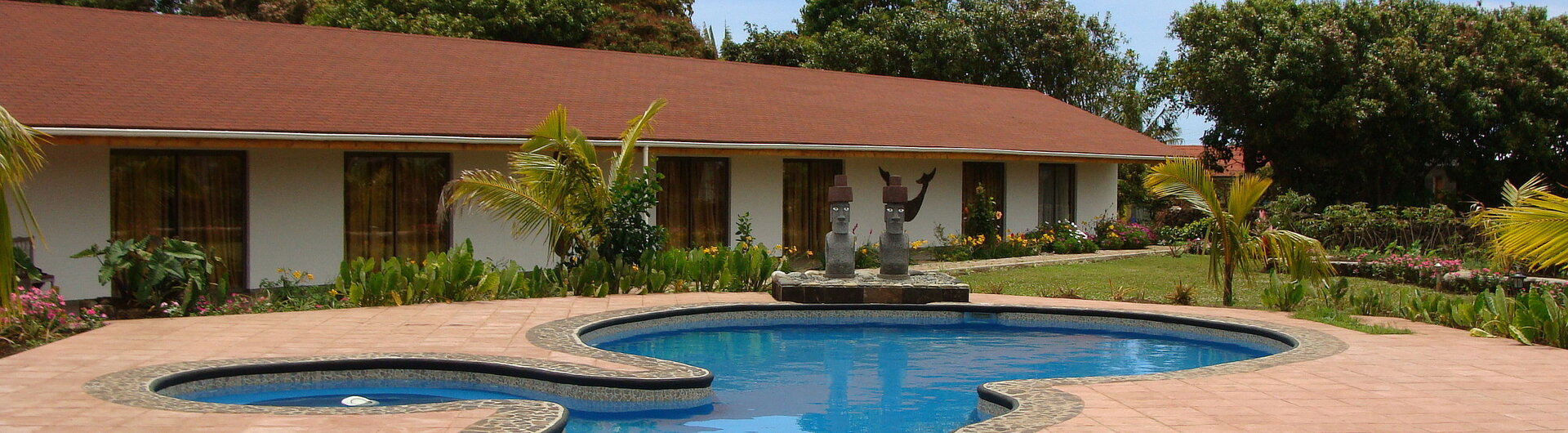 Pool mit Moai auf der Osterinsel