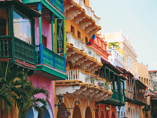 Bunte Kolonial-Fassaden der Hafenstadt Cartagena