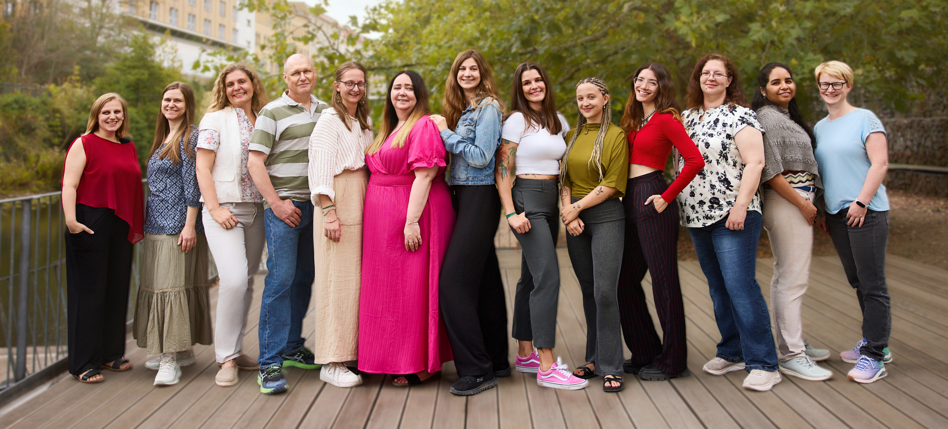 Gruppenfoto der Mitarbeiter von Gateway Brazil und Gateway Lateinamerika vor dem Karl-Heine-Kanal in Leipzig, Sachsen.
