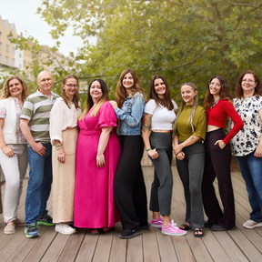 Gruppenfoto der Mitarbeiter von Gateway Brazil und Gateway Lateinamerika vor dem Karl-Heine-Kanal in Leipzig, Sachsen.