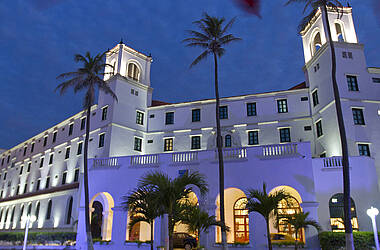 Außenansicht der imposanten Hotel-Anlage Caribe By Faranda Grand, Cartagena
