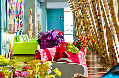 Farbenfrohes Zimmer mit Bambus im Diez Hotel Categoría Colombia, Medellín