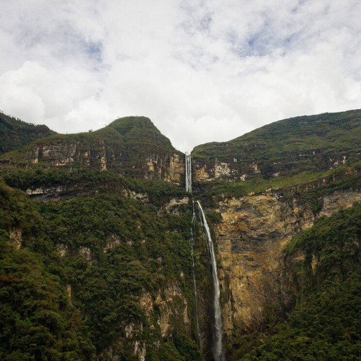 Blick auf den Gocta Wasserfall in Peru