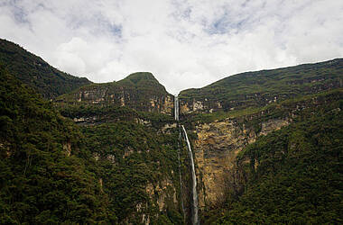 Blick auf den Gocta Wasserfall in Peru