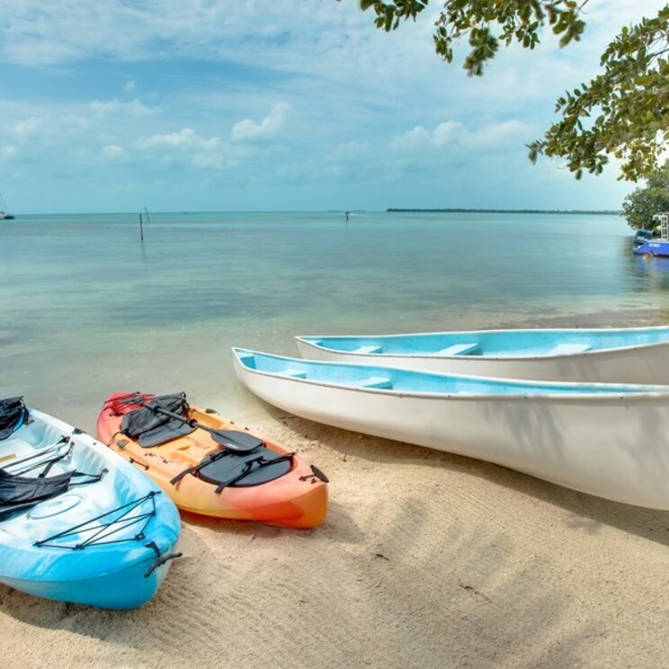 Boote am Strand von Caye Caulker