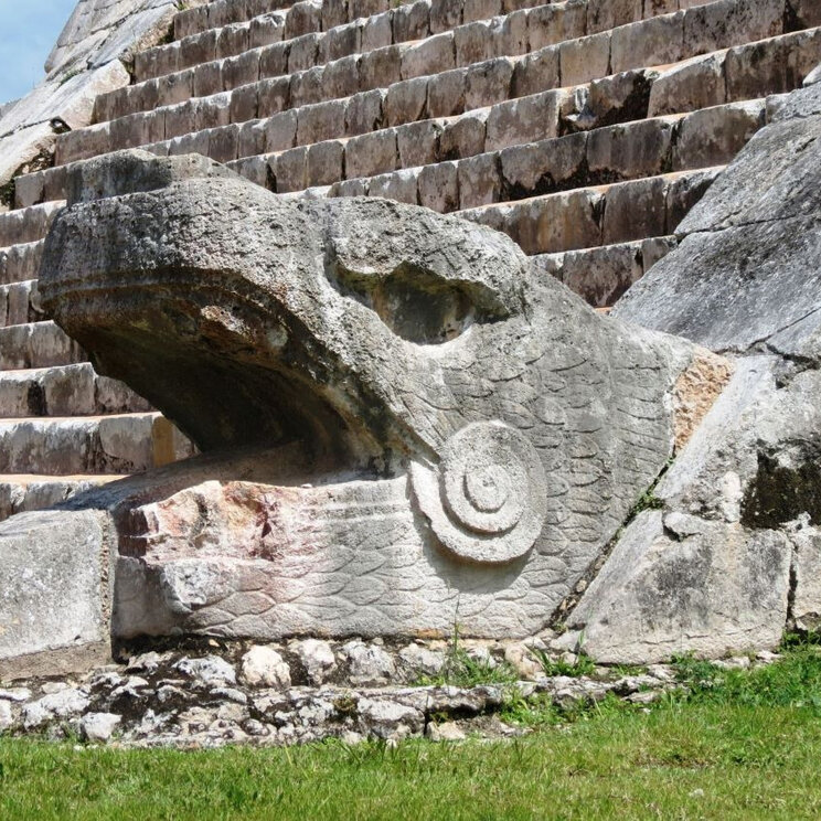 Schlange-Statue an der Kinich Kakmó Pyramide in Izamal, Mexiko