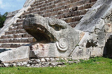 Schlange-Statue an der Kinich Kakmó Pyramide in Izamal, Mexiko