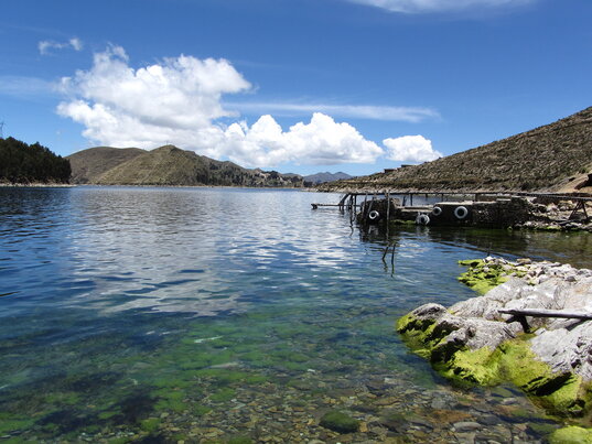 Ufer des Titicacasees in Bolivien
