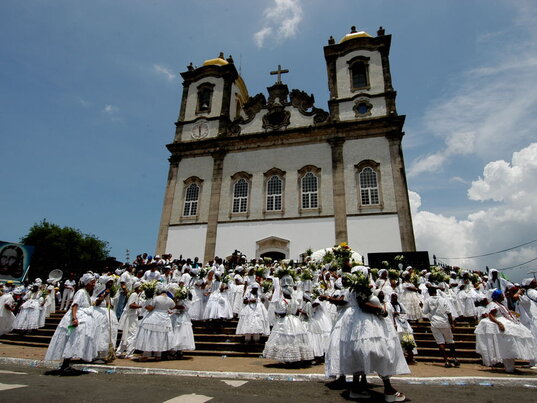 Bahianas in traditionellen weißen Gewändern vor der Igreja de Nosso Senhor do Bonfim in Salvador, Brasilien.