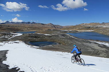 Outdooraktivitäten in den schneebedeckten Anden Boliviens.